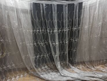 perde tül: Naxışlı ağ tül pərdə, otağınıza zəriflik qatır. Yüngül materialdan