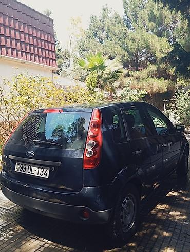 mini qadin masinlari: Ford Fiesta hatchback, 2007 il 1.3 matortünd göy rəng. 5 qapı, kompakt — 3