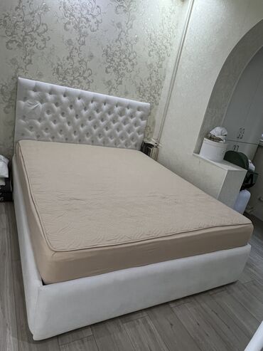 спальный кроват: Спальный гарнитур, Двуспальная кровать, Матрас, цвет - Белый, Б/у