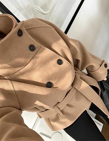 Kaputi: Crveni kratki kaput sa pojasom i visokim kragnom
S M L Xl — 10