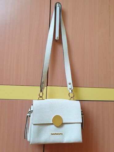 bela torbica: Nošena bela torbica. Brend: DIGREGORIO Made in Italy. Širina: 24cm
