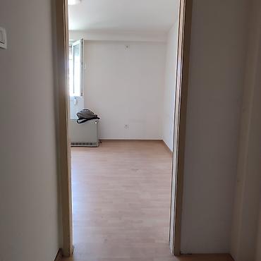 Stan na dan: ​garsonjeru od 21m2 na odličnoj lokaciji u Ustaničkoj ulici (kod — 10