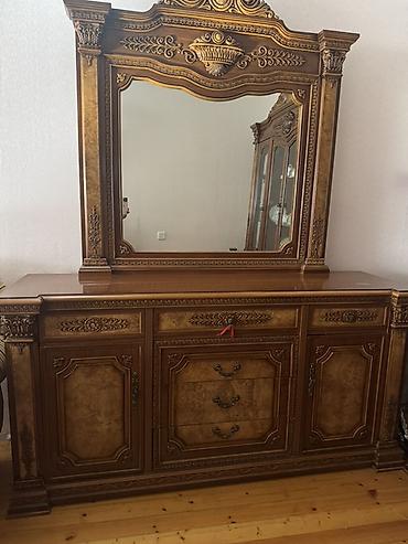 Гостиные гарнитуры: Klassik üslubda qonaq otağı mebel dəsti Tərkibi: - Şkaf-vitrin: 4 — 3