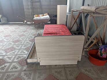 мебель для коридора: Продаю однуспальную кровать " сломан только Выдвижные ящики а так