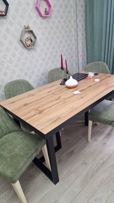 стеклянный журнальный стол: Yalniz masa. 2 heftedir alınıb. Boyuk 210, balaca 70 azn. Ev satildigi