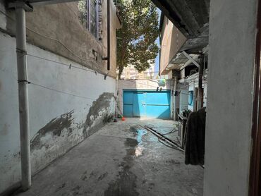 həzi aslanov 3 otaqlı evlər: Salam, 1,5 sotun içində 2 mənzil ( 2 və 3 otaq ) satılır. Qiymət