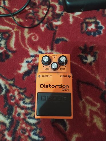 купить примочку для электрогитары: Педаль дисторшн Boss DS 1 Все работает исправно. С блоком питания и