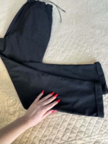 Рубашки: Qara rahat şalvar - Stil: gündəlik/idlolok, sadə və minimal dizayn -