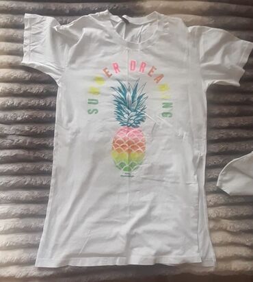 Pencəklər: Ağ rəngli, qısa qollu köynək. Ortasında rəngli ananas şəkli və "SUMMER