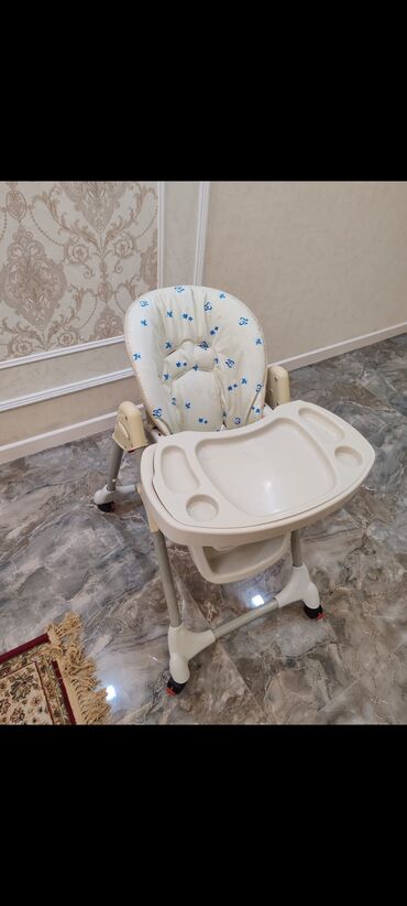 Uşaq yemek stolu . əla veziyyetde . uşaq arabaları. yaxşı veziyyetde