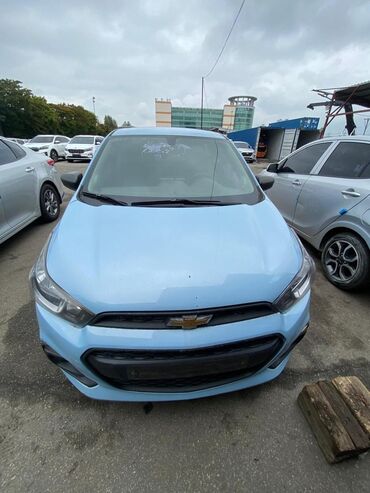 дешевые машыны: Компактный автомобиль Chevrolet Spark в светло-голубом цвете. Этот