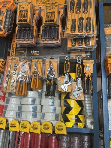 1 kub metr nece kvadrat metrdir: Dəqiq ölçmələr üçün sarı rəngli, plastik korpuslu, 5 metrlik rulonlu