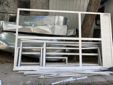куплю старые оконные рамы: Алюминиевые оконные рамы белого цвета, предназначенные для остекления
