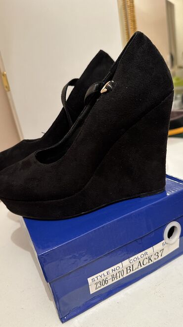 продаем женскую обувь: Туфли 37.5, цвет - Черный