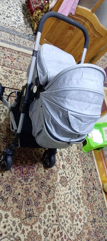 Gəzinti arabaları: Uşaq arabası – boz rəng, alüminium çərçivə Xüsusiyyətlər: - Geniş — 9