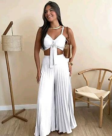 planika: Dvodelni ženski komplet crop top majica na bratele i široke plisirane — 4