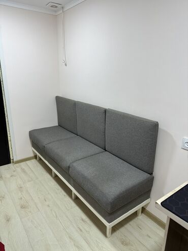 диван для офиса: Прямой диван, цвет - Серый, Б/у