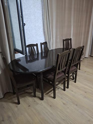 Satılan mebel dəsti tünd qəhvəyi rəngdə təqdim olunur və evin müxtəlif