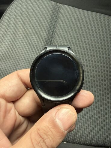 still cool android monitor: Ağıllı saat – dairəvi ekranlı, qara rəngdə korpus və silikon kəmər