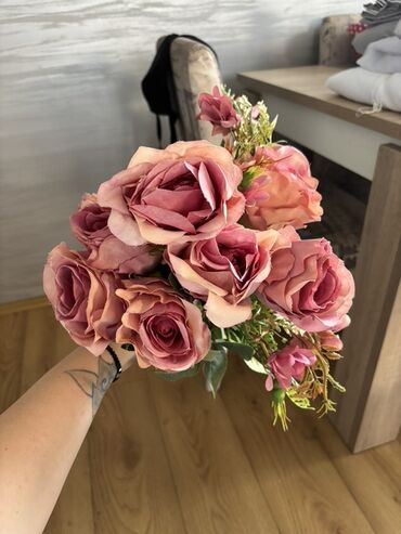 Ruža: Buket svilenih dekorativnih ruža – više varijanti.Ukoliko kupite vise na lalafo.rs — 2 Ruža: Buket svilenih dekorativnih ruža – više varijanti.Ukoliko kupite vise — 2