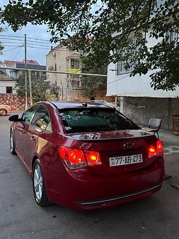 cankan masin: Chevrolet Cruze sedan – qırmızı rəngli, Azərbaycan nömrə nişanı ilə — 2