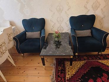 divar stolu: Mavi məxməri iki ədəd rahat kreslo və mərmər naxışlı orta stol dəsti — 1