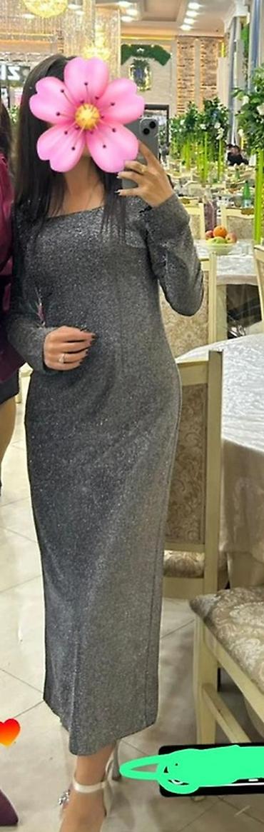 Gümüşü rəngdə, parıltılı toxumalı qadın Yaxalıq: kvadrat. Siluet: düz lalafo.az -da Gümüşü rəngdə, parıltılı toxumalı qadın Yaxalıq: kvadrat. Siluet: düz