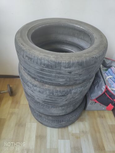 где можно купить шины дешевле: Комплект из четырех автомобильных шин, предназначенных для