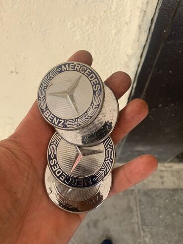 təkər formula: Dörd ədəd "Mercedes-Benz" avtomobili üçün kapot qapaqları. Hər bir