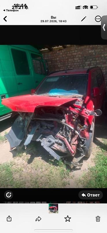 Красный легковой автомобиль под восстановление или на разбор. По фото