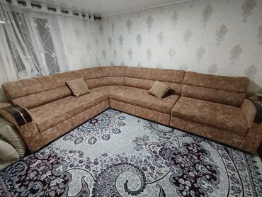 расположение кухонной мебели: Угловой диван, C подушками, Трёхместный и более