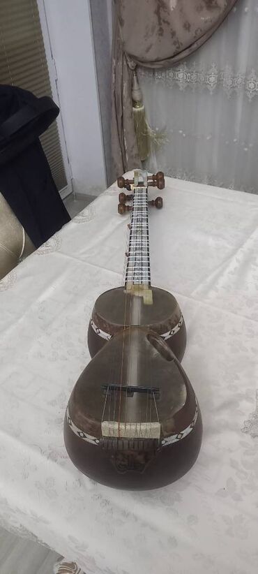 Tar: Ən aşağısı 100 ilin tarıdır. Tanınmış sənətkarın sədəfli tarı olub — 1