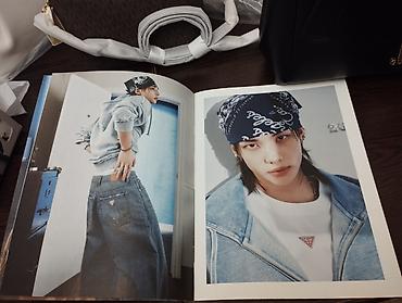reklam tablosu: Məhsul: Hyunjin Kataloq – GUESS Təsvir: - Orijinal GUESS çap — 2