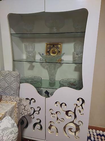 modern qapilar: Ağ rəngdə vitrin/dolab və qəhvəyi TV stendi dəsti - Vitrin: Modern — 4