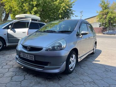 купить маленькую машину для женщины: Автомобиль Honda Fit, представленный в серебристом цвете, отличается