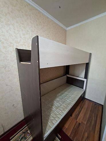 bunk bed: Двухъярусная кровать с нижним спальным местом и защитными бортиками — 1