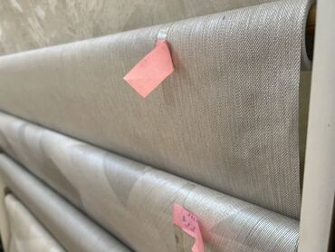 пенопласт продаю: Рулонные обои нейтрального светло-серого оттенка с лёгким