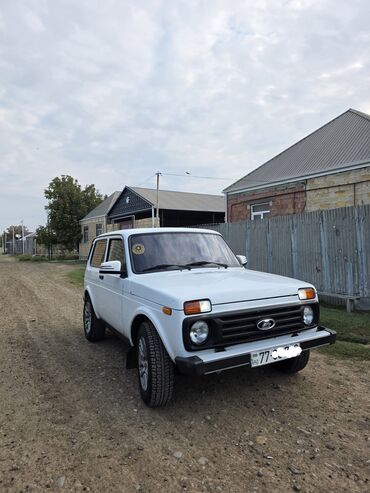 ваза для фруктов богемия: VAZ (LADA) 4x4 Niva: 1.7 l | 2017 il 95000 km Ofrouder/SUV