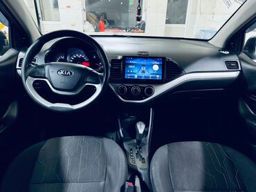 Kia: Kia Picanto, qara rəng, 5 qapılı hetçbek. Xüsusiyyətlər: - Kompakt — 8