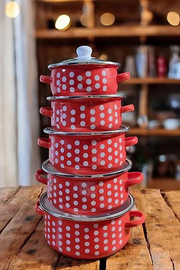 pec tea: Set emajliranih šerpi sa poklopcima – crvene sa belim tufnama — 1