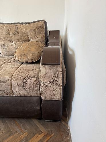 plave stolice: Krevet je potpuno ispravan, stabilan i očuvan. Sve je čitavo osim — 3