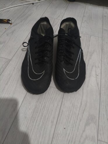 платье для беременных бишкек: Черные бутсы Nike с серебристыми акцентами, разработанные для