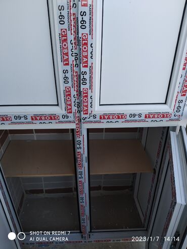 plastik dolap: Balkon üçün plastik şkafların yığılması və quraşdırılması Ağ rəngdə 90
