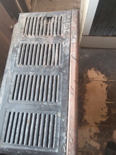 Сухие строительные материалы: Döymə dəmir radiator/peç qapağı (havalandırma barmaqlıqları ilə)