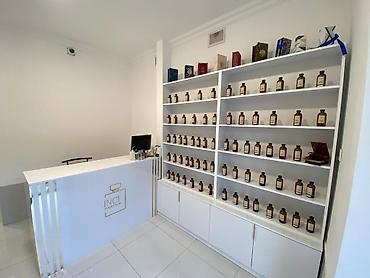 Стендовые витрины: 4 eded refli alti şkafli vitrin ve 1 eded reception masasi hamisi — 1