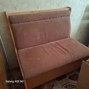 диваны мягкая мебель: Прямая скамейка с мягким сиденьем и спинкой, выполненная в приятных