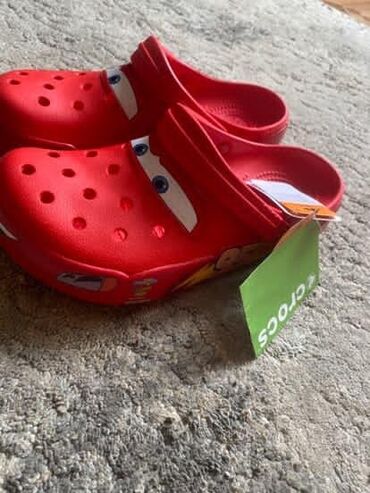браслет человек паук: Красные сабо Crocs с дизайном, вдохновленным персонажем Молнией