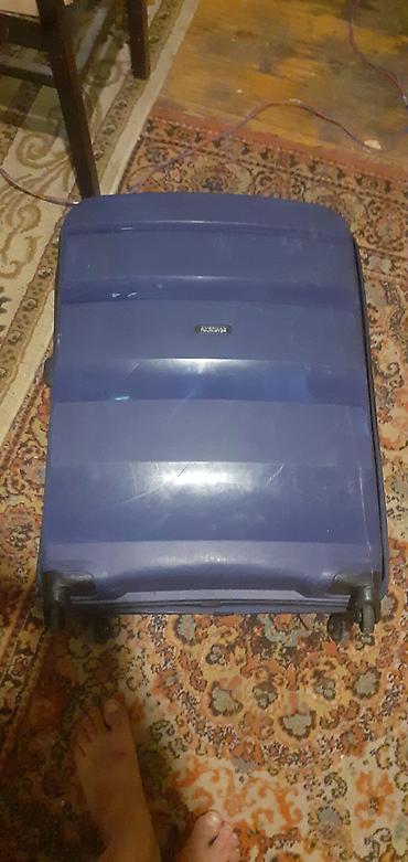Çamadanlar: Sərt korpuslu səyahət çamadanı – tünd mavi rəng. - Dörd 360° fırlanan — 3