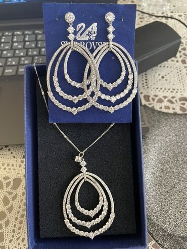 Çəngəllər: Zərif Swarovski sallanan sırğalar və boyunbağı dəsti, parıltılı