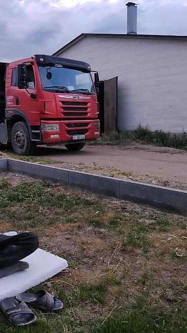 e55 compressor: Самосвал FAW, красный, с трехосной колесной формулой и задней — 2